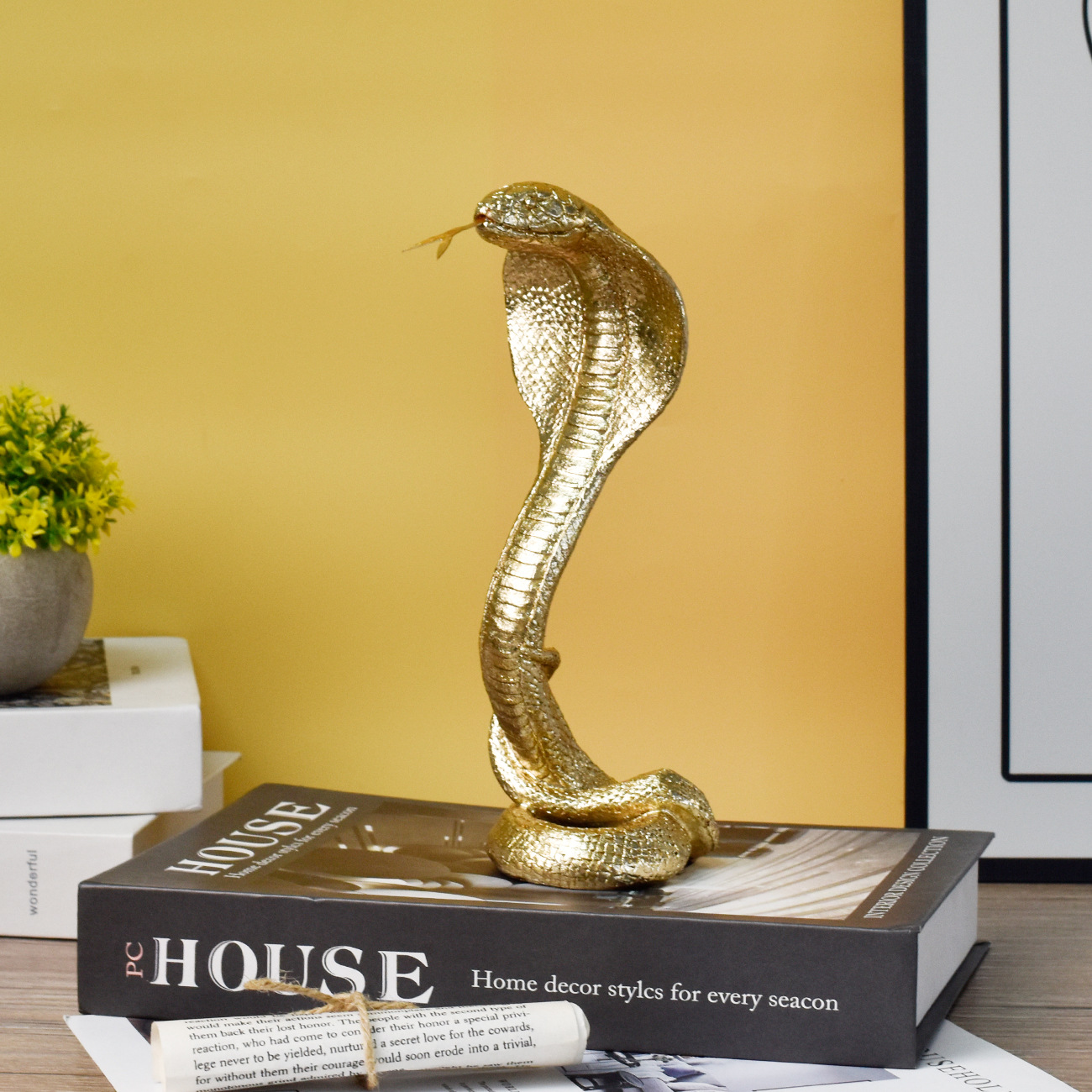 Quiet Luxury Lifestyle - Light luxury creative three-dimensional king cobra